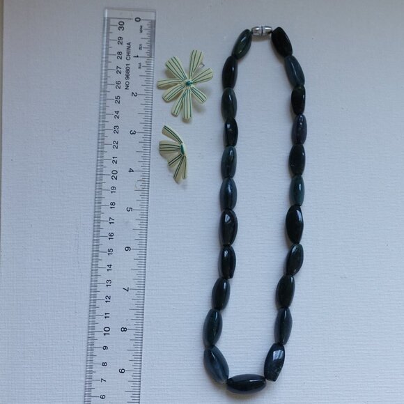 Elegant Dark Green Stone Bead Necklace and Daisy Floral pattern Earring Set - Picture 10 of 10